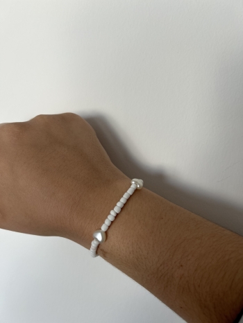 Bracelet Petites Perles Blanc Cassé & Cœur Blanc